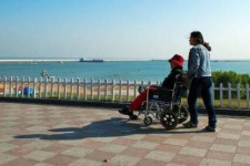 阳春八旬老人推轮椅带老伴游中国(为了方便推轮椅带老伴出门)