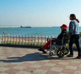 阳春八旬老人推轮椅带老伴游中国(为了方便推轮椅带老伴出门)