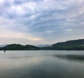 阳春杭州自助游(杭州自助游旅游攻略)
