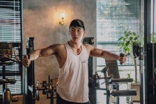 阳春肌肉男模(肌肉男模板)