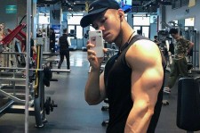 阳春肌肉男模(肌肉男模拟器)