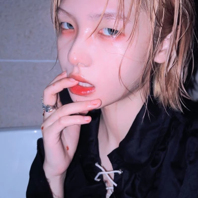 阳春伴游女生樱花漫舞的资料