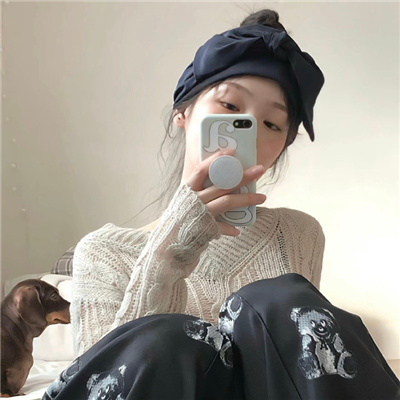 阳春伴游女生冀其雨